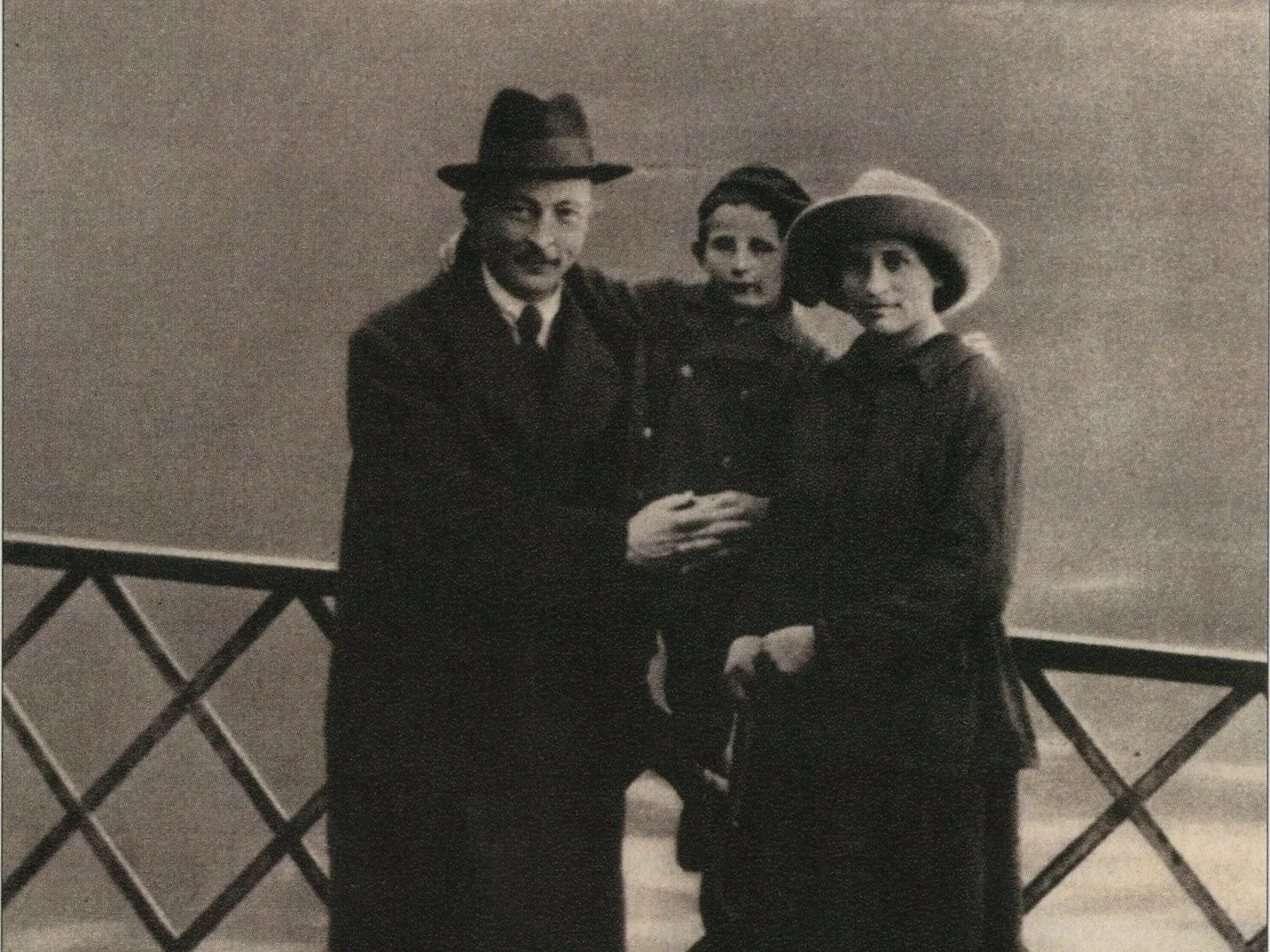 Feliks Dzierżyński i Zofia Dzierżyńska z synem Janem w Lugano, październik 1918