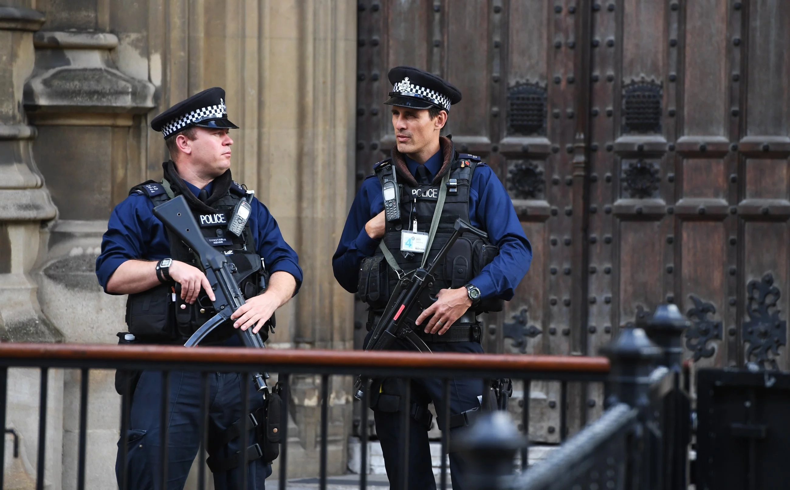 Uzbrojeni w długą broń policjanci w Londynie
