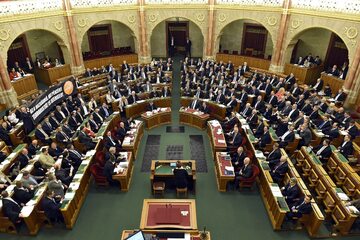 Węgierski parlament przyjął rezolucję wspierającą polskie władze