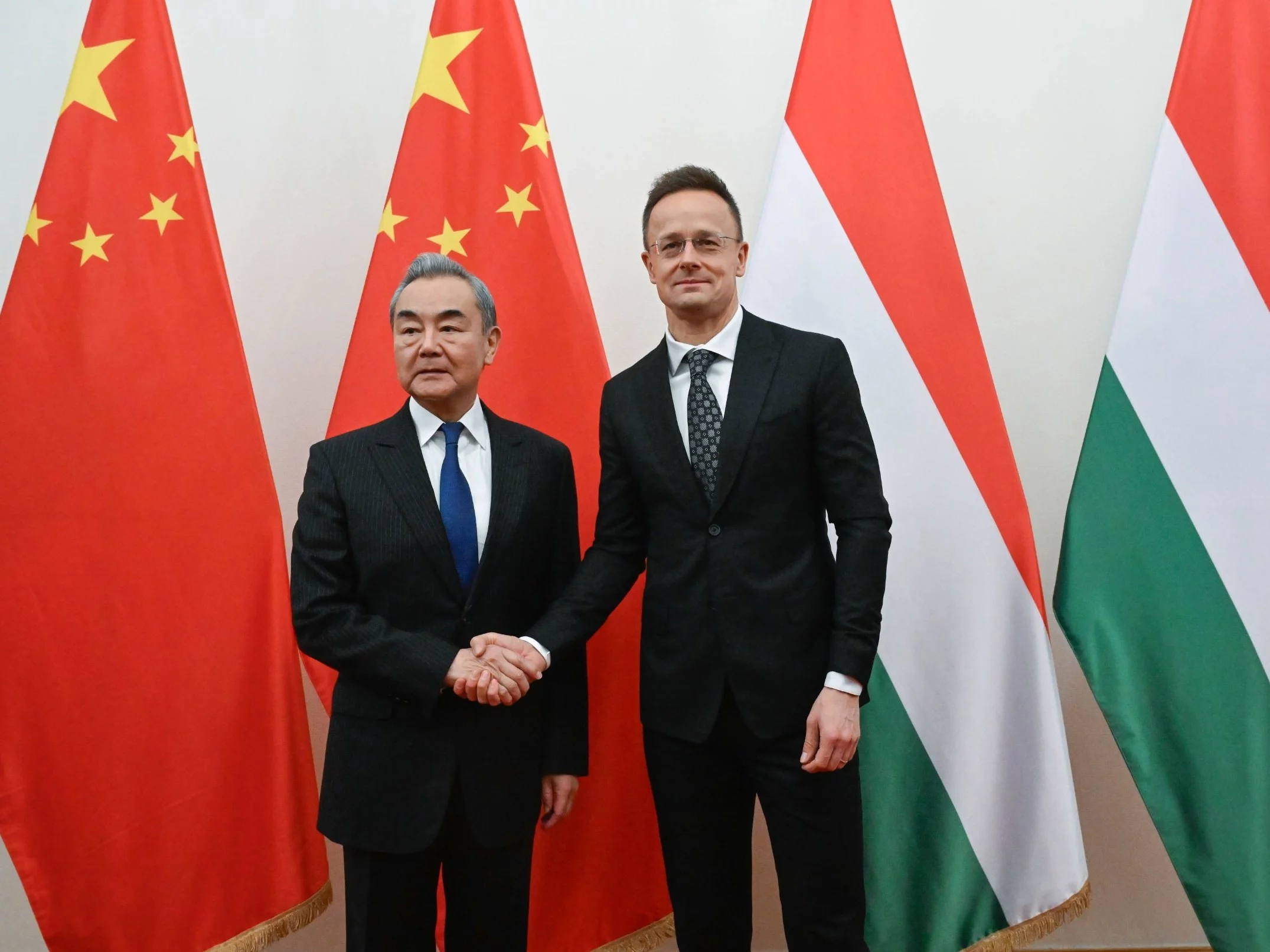 Szef MSZ Węgier Peter Szijjarto i szef MSZ Chin Wang Yi