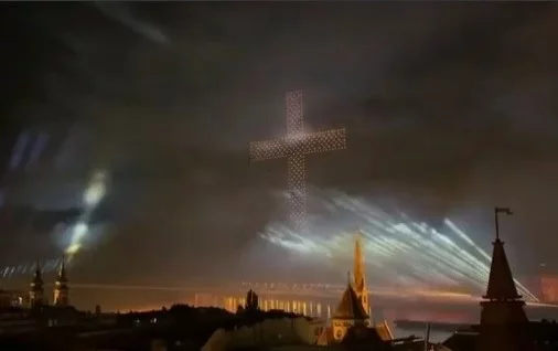 Świetlny krzyż w Budapeszcie