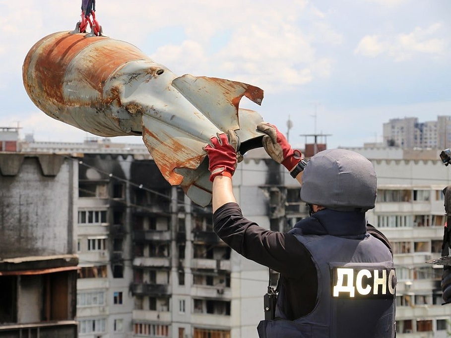 Wojna na Ukrainie. Usuwanie zrzuconej bomby na blok w Charkowie