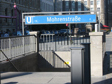 Wejście do metra przy stacji Mohrenstrasse w Berlinie