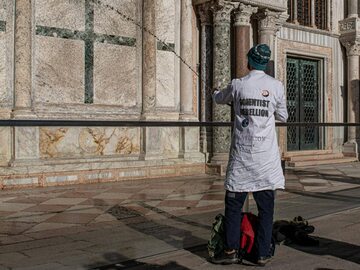 Wenecja. Aktywista klimatyczny niszczy ścianę bazyliki św. Marka