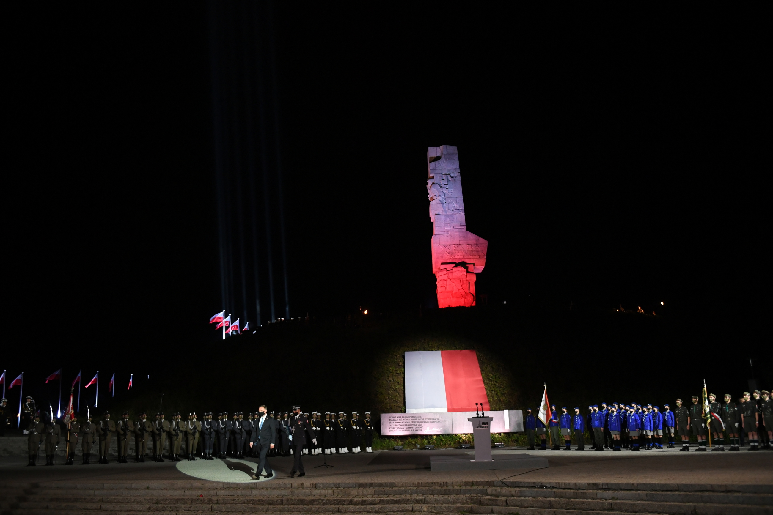 Prezydent Andrzej Duda (C-L) podczas uroczystości na Cmentarzu Żołnierzy Wojska Polskiego, 1 bm. na Westerplatte w Gdańsku. Obchody 81. rocznicy wybuchu II Wojny Światowej