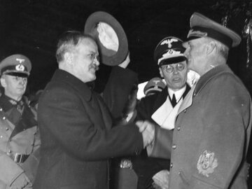 Wiaczesław Mołotow i Joachim von Ribbentrop podczas spotkania w Berlinie. Negocjacje w sprawie „paktu trzech”, listopad 1940