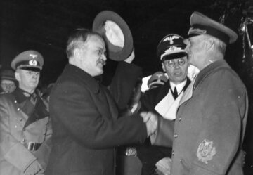 Wiaczesław Mołotow wita się z Joachimem von Ribbentropem. Berlin, listopad 1940 r.