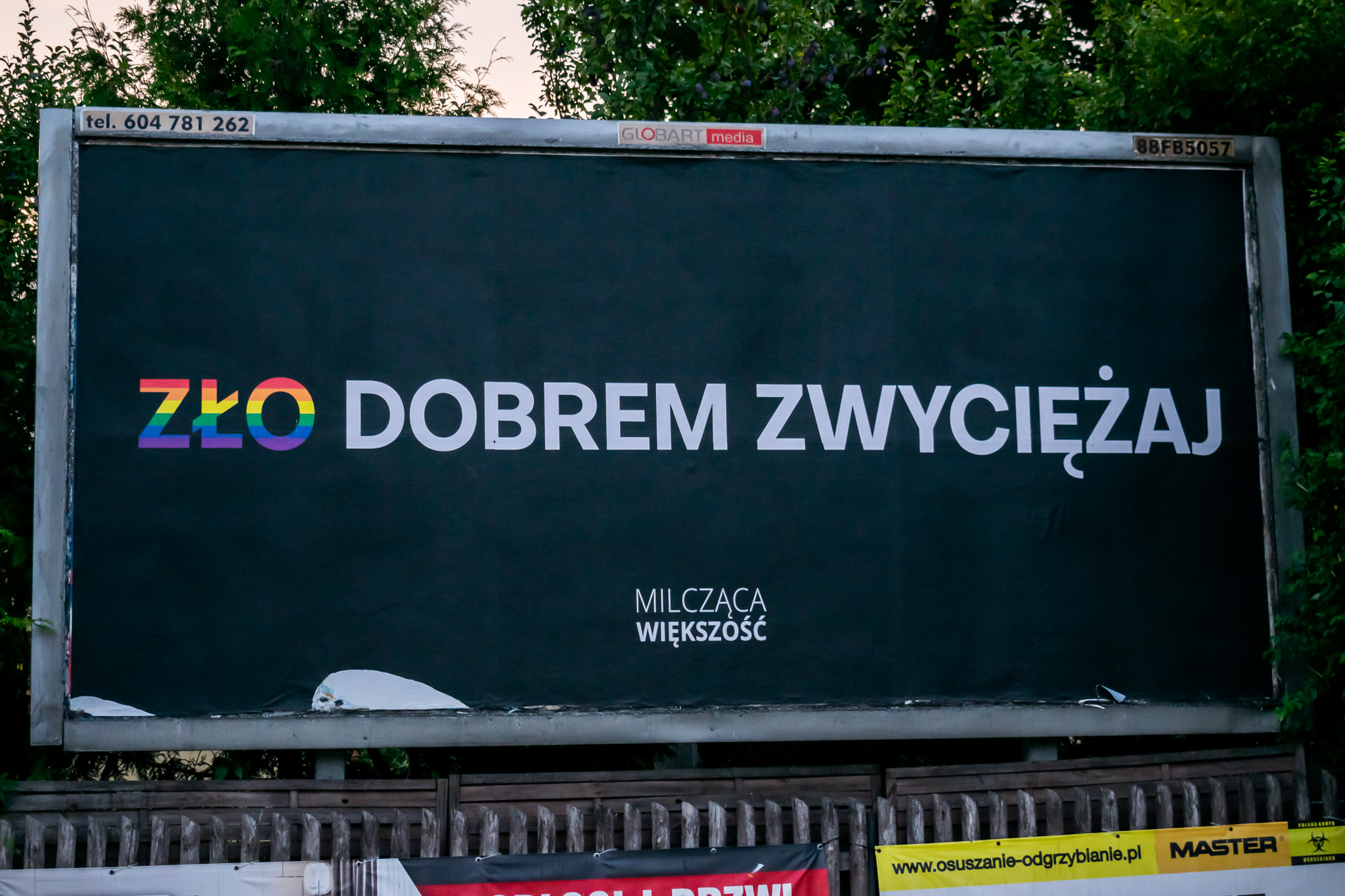 Billboard grupy "Milcząca Większość"