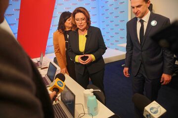 Wicemarszałek Sejmu, kandydatka KO na prezydenta Małgorzata Kidawa-Błońska (C), posłanka PO Monika Wielichowska (L) oraz przewodniczący Nowoczesnej Adam Szłapka (P) podczas konferencji prasowej,