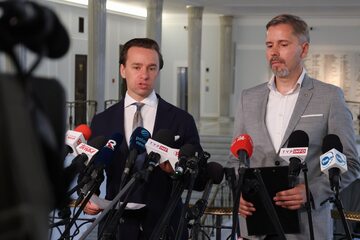 Wicemarszałek Sejmu Krzysztof Bosak (L) i polityk Konfederacji Roman Łazarski (P)