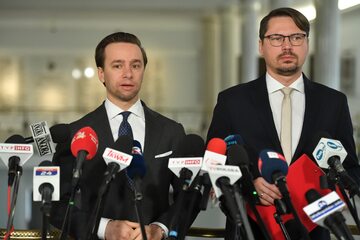 Wicemarszałek Sejmu Krzysztof Bosak (L) oraz poseł Konfederacji Grzegorz Płaczek