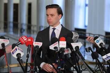 Wicemarszałek Sejmu Krzysztof Bosak podczas wypowiedzi dla mediów