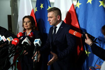 Wicemarszałek Sejmu Małgorzata Kidawa-Błońska (L) oraz europoseł PO-KO Bartosz Arłukowicz