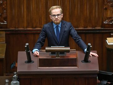 Wiceminister finansów Piotr Patkowski na sali plenarnej Sejmu w Warszawie