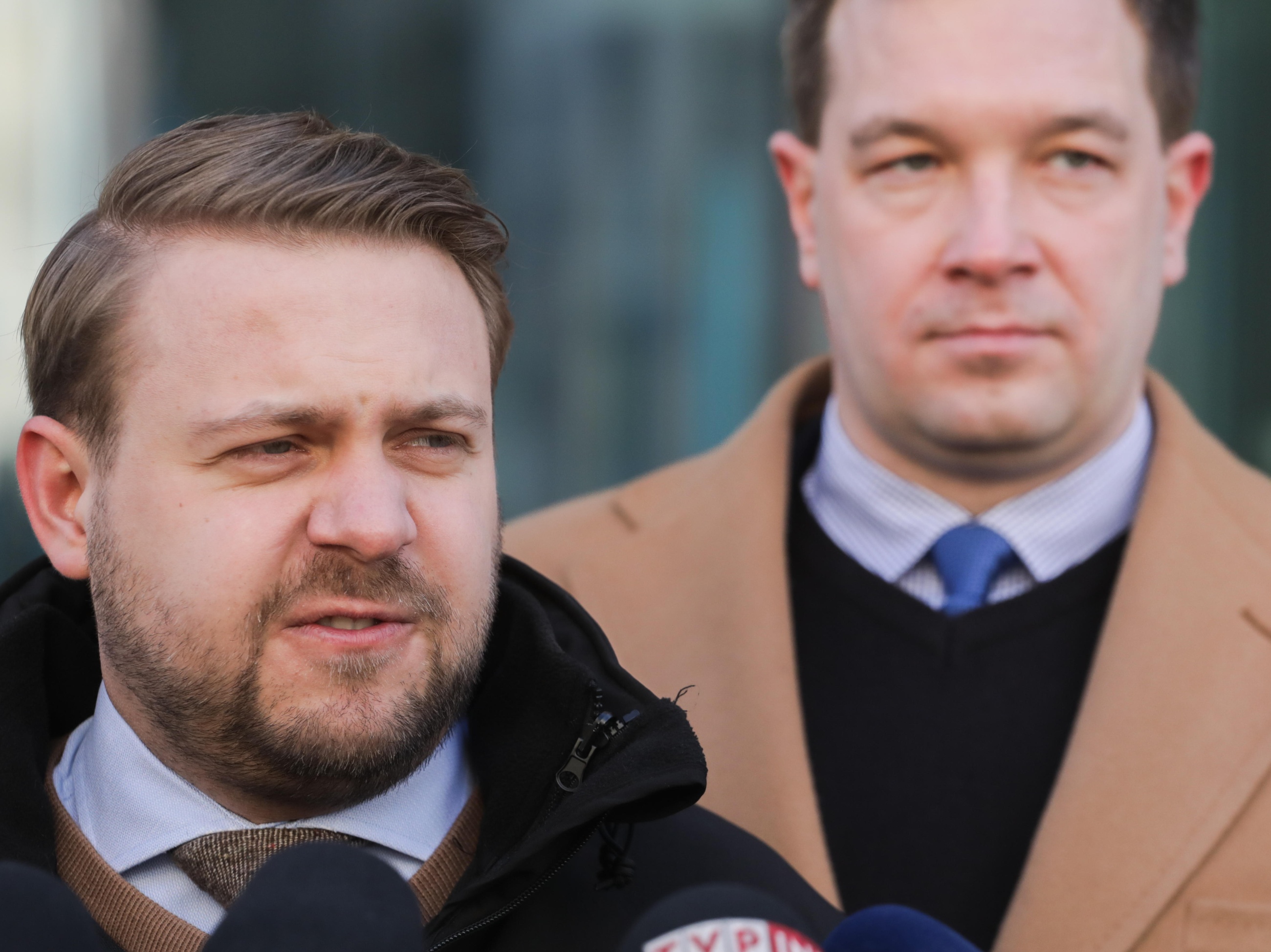 Sekretarz stanu w Ministerstwie Klimatu i Środowiska Jacek Ozdoba (L) i drugi wicewojewoda łódzki Piotr Cieplucha