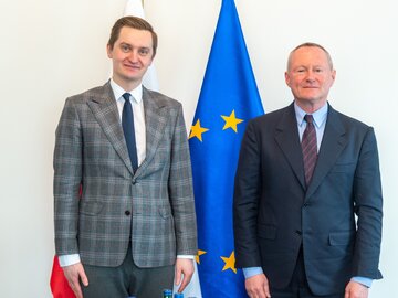 Wiceminister sprawiedliwości Sebastian Kaleta i dyrektor Agencji Praw Podstawowych UE Michael O'Flaherty