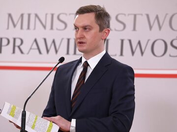 Wiceminister sprawiedliwości Sebastian Kaleta podczas konferencji prasowej w siedzibie resortu w Warszawie