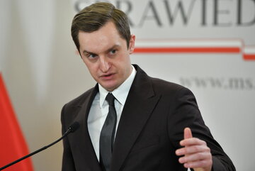 Wiceminister sprawiedliwości Sebastian Kaleta podczas konferencji prasowej w siedzibie resortu