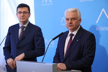 Wiceminister zdrowia Waldemar Kraska i dyrektor NIZP-PZH Grzegorz Juszczyk
