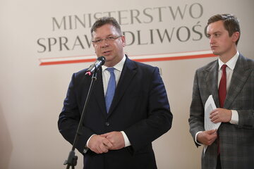`Wiceministrowie sprawiedliwości Michał Wójcik (L) oraz Sebastian Kaleta (P).