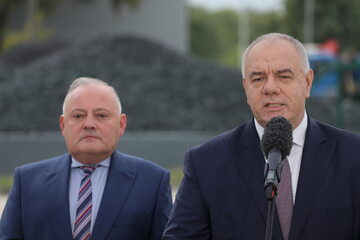 Wicepremier, minister aktywów państwowych Jacek Sasin (P) oraz prezes PGE Wojciech Dąbrowski (L).