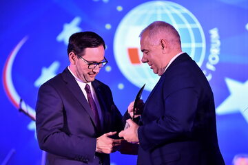 Wicepremier, minister aktywów państwowych Jacek Sasin (P) wręcza prezesowi PKN Orlen Danielowi Obajtkowi (L) nagrodę Człowiek Roku Forum Ekonomicznego