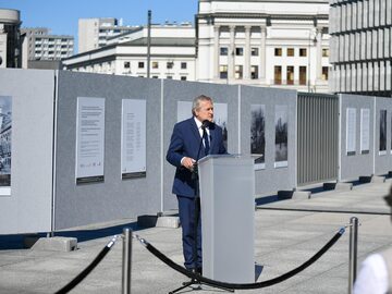 Wicepremier, minister kultury i dziedzictwa narodowego Piotr Gliński podczas otwarcia wystawy plenerowej #bezprzedawNIEnia