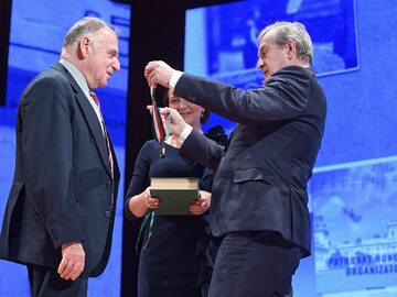 Wicepremier, minister kultury Piotr Gliński (P) odznaczył złotym medalem „Zasłużony Kulturze Gloria Artis” Karola Myśliwca