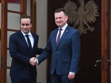 Wicepremier, minister obrony narodowej Mariusz Błaszczak (C) oraz minister obrony Francji Sebastien Lecornu