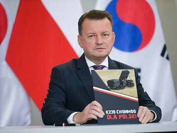 Wicepremier, minister obrony narodowej Mariusz Błaszczak podczas podpisania umowy na koreańskie wyrzutnie Chunmoo