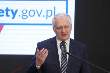 Wicepremier, minister rozwoju, pracy i technologii Jarosław Gowin podczas konferencji prasowej.