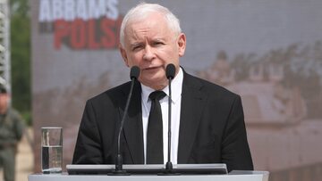 Wiceprezes rady ministrów, przewodniczący Komitetu ds. Bezpieczeństwa Narodowego i Spraw Obronnych Jarosław Kaczyński podczas konferencji prasowej