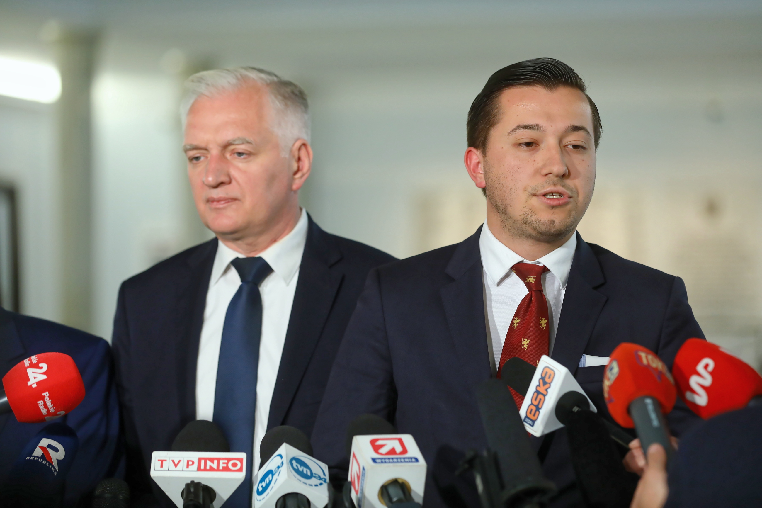 Wicepremier Jarosław Gowin (L) oraz wicerzecznik Porozumienia Jan Strzeżek (P).