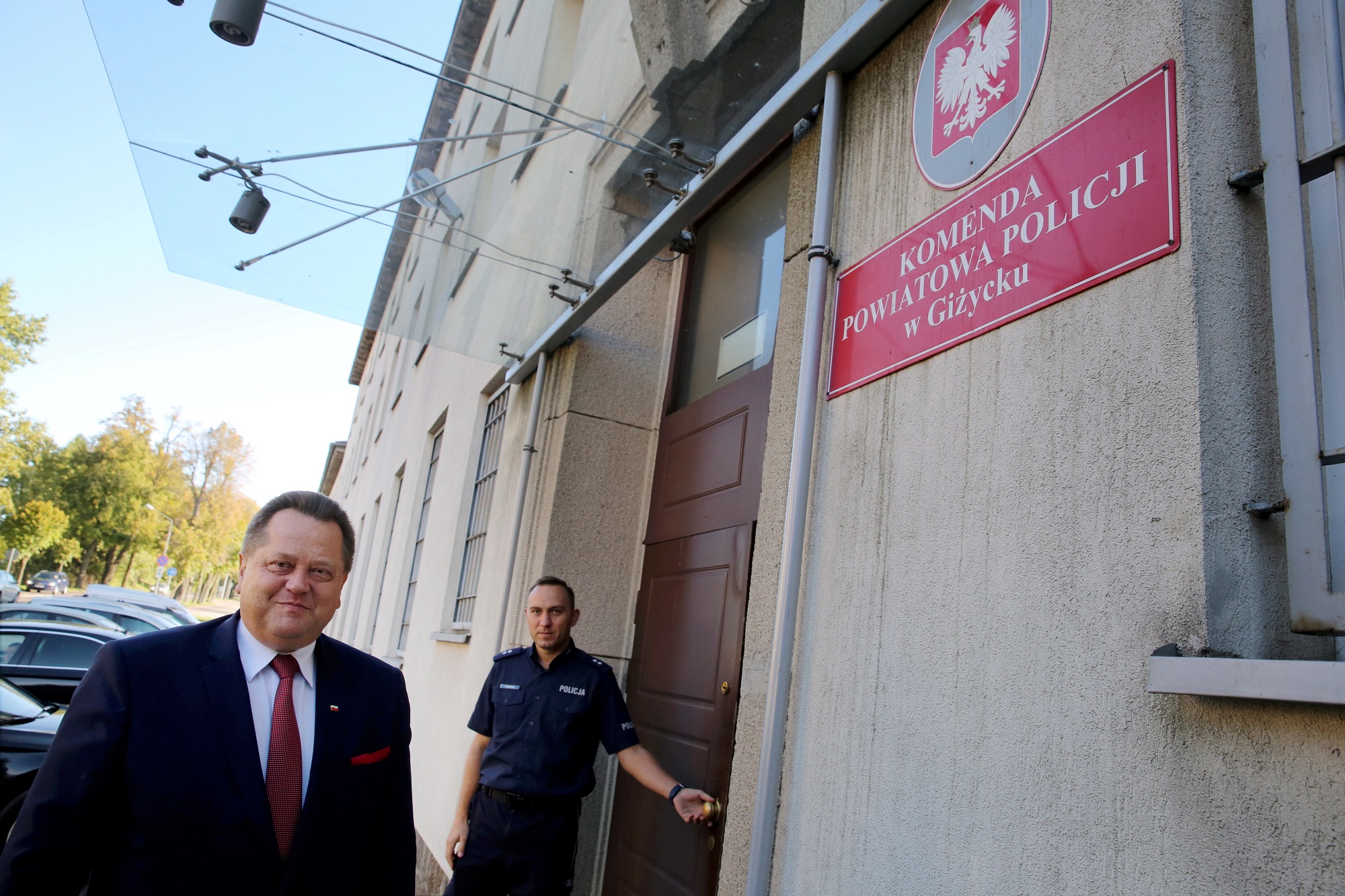 Wiceminister spraw wewnętrznych i administracji Jarosław Zieliński (L) przed komendą powiatową policji w Giżycku,