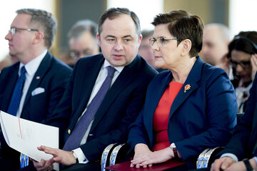 Wiceszef MSZ Konrad Szymański (L) i premier Beata Szydło (P)