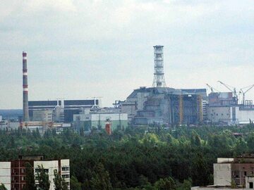 Widok na Czarnobylską Elektrownię Jądrową z dachu wieżowca w Prypec, 2007 r.