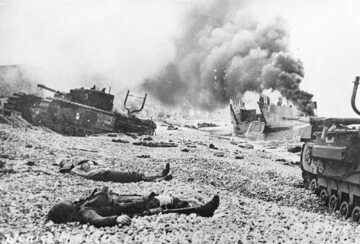 Widok po inwazji na plaży w Dieppe. zniszczone czołgi „Churchill” i zabici Kanadyjczycy.