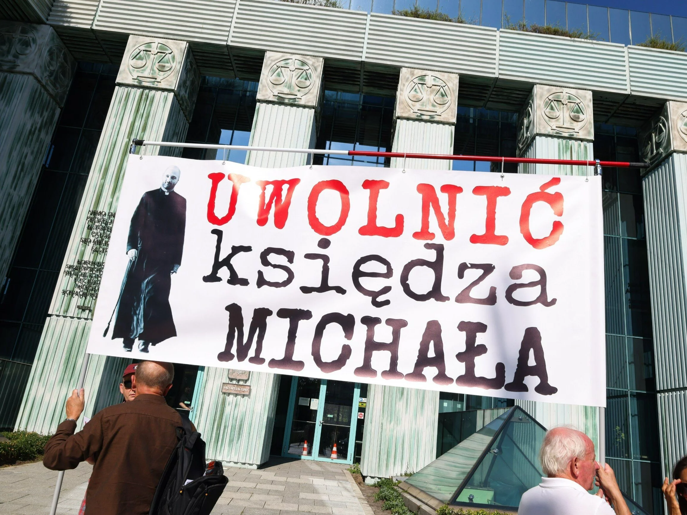 Wiec poparcia dla ks. Michała Olszewskiego oraz dwóch, byłych urzędniczek Ministerstwa Sprawiedliwości