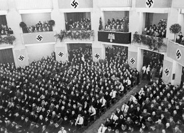 Wiec warszawskich volksdeutschów w sali teatru Roma w 1940 roku