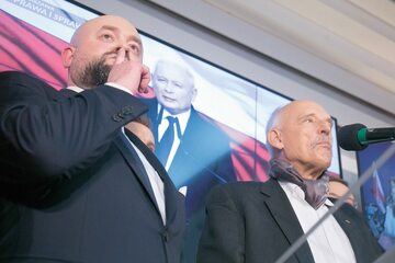 Wieczór wyborczy Konfederacji. Z lewej: szef sztabu wyborczego Bartłomiej Pejo, z prawej: Janusz Korwin-Mikke