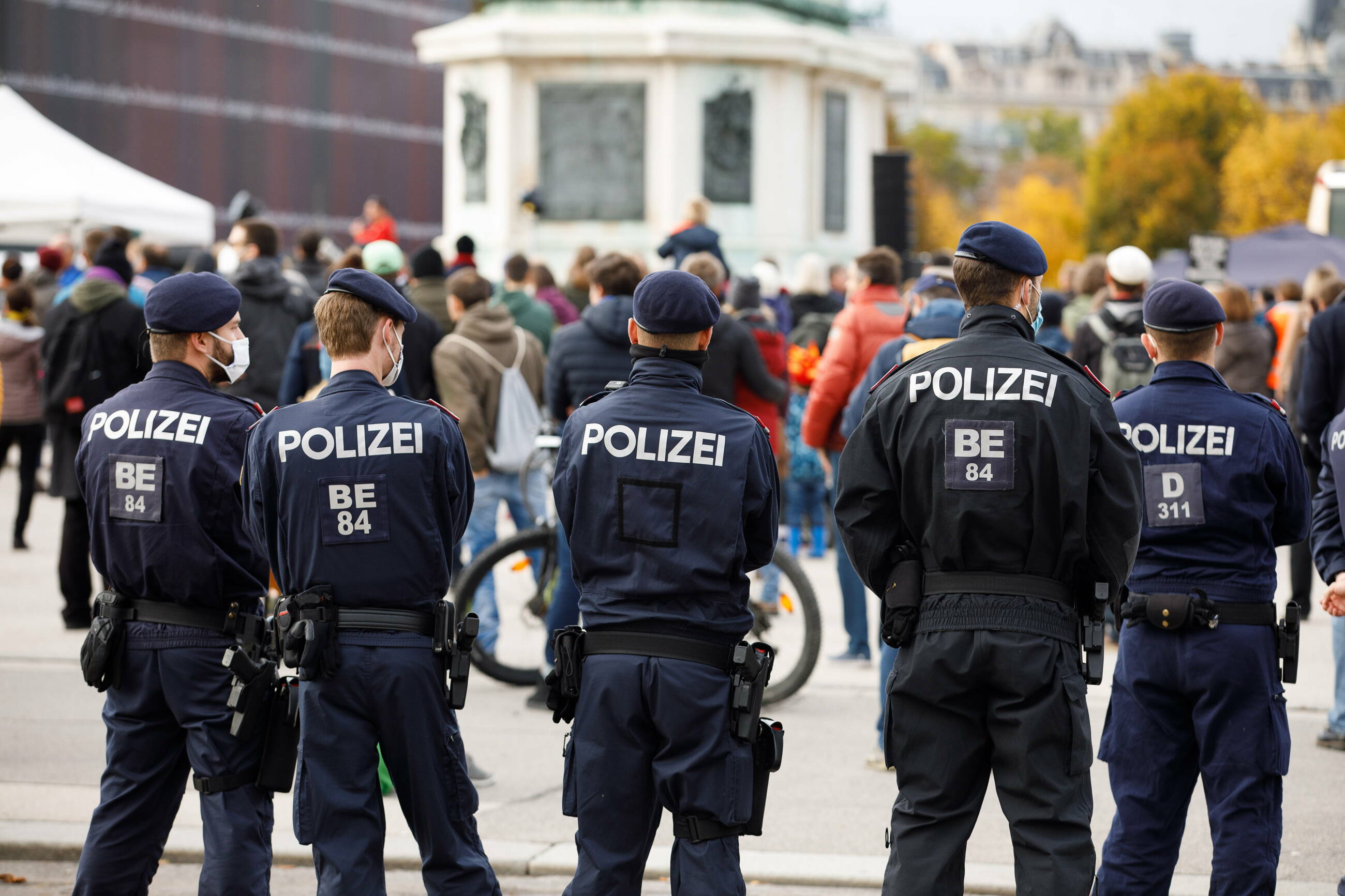 Wiedeń. Policja pilnuje porządku podczas protestu przeciwników obostrzeń.