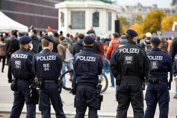 Wiedeń. Policja pilnuje porządku podczas protestu przeciwników obostrzeń.