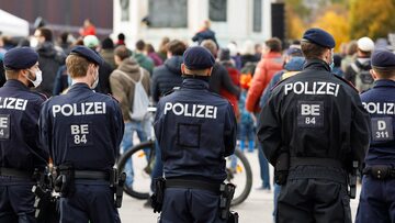 Wiedeń. Policja podczas protestu Austriaków przeciwko covidowym restrykcjom