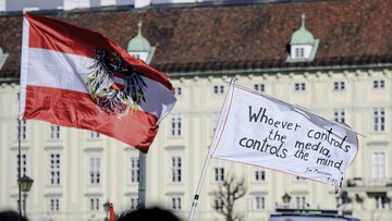 Wiedeń. Protest Austriaków przeciwko segregacji sanitarnej i lockdownowi.
