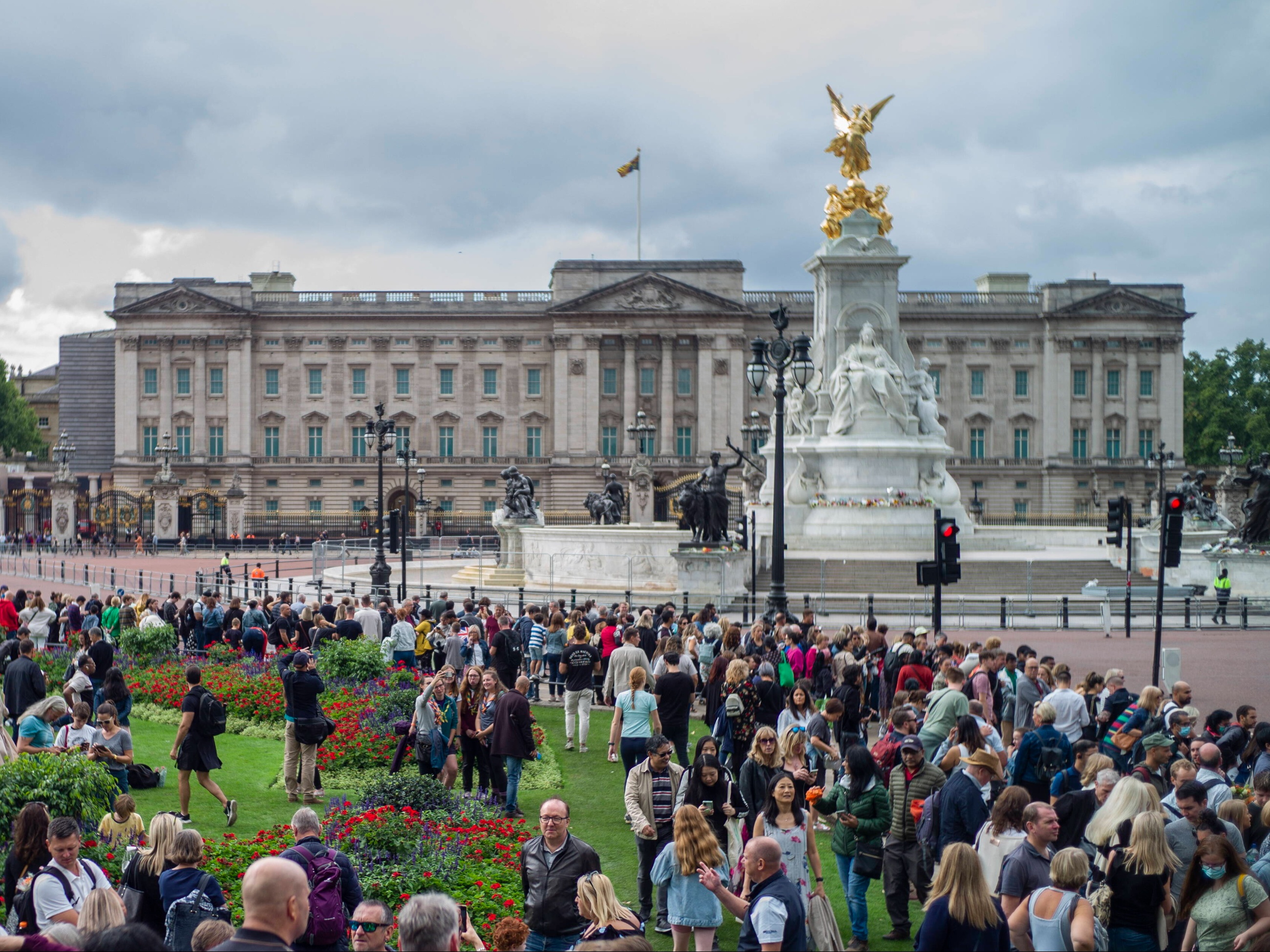 Tłumy przed Pałacem Buckingham żegnają królową Elżbietę II