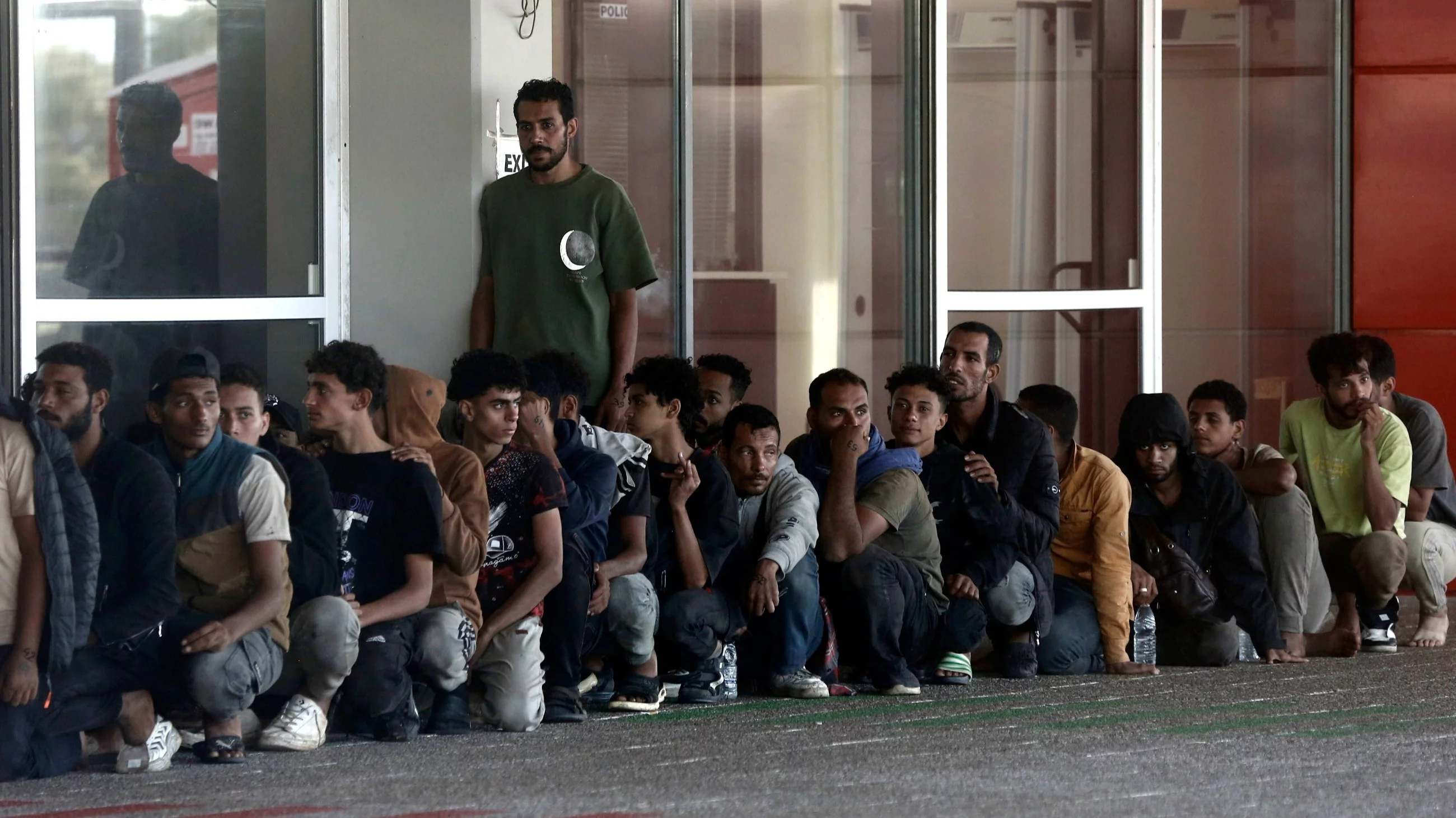 Nielegalni imigranci wpuszczeni do Grecji. Port Laviro