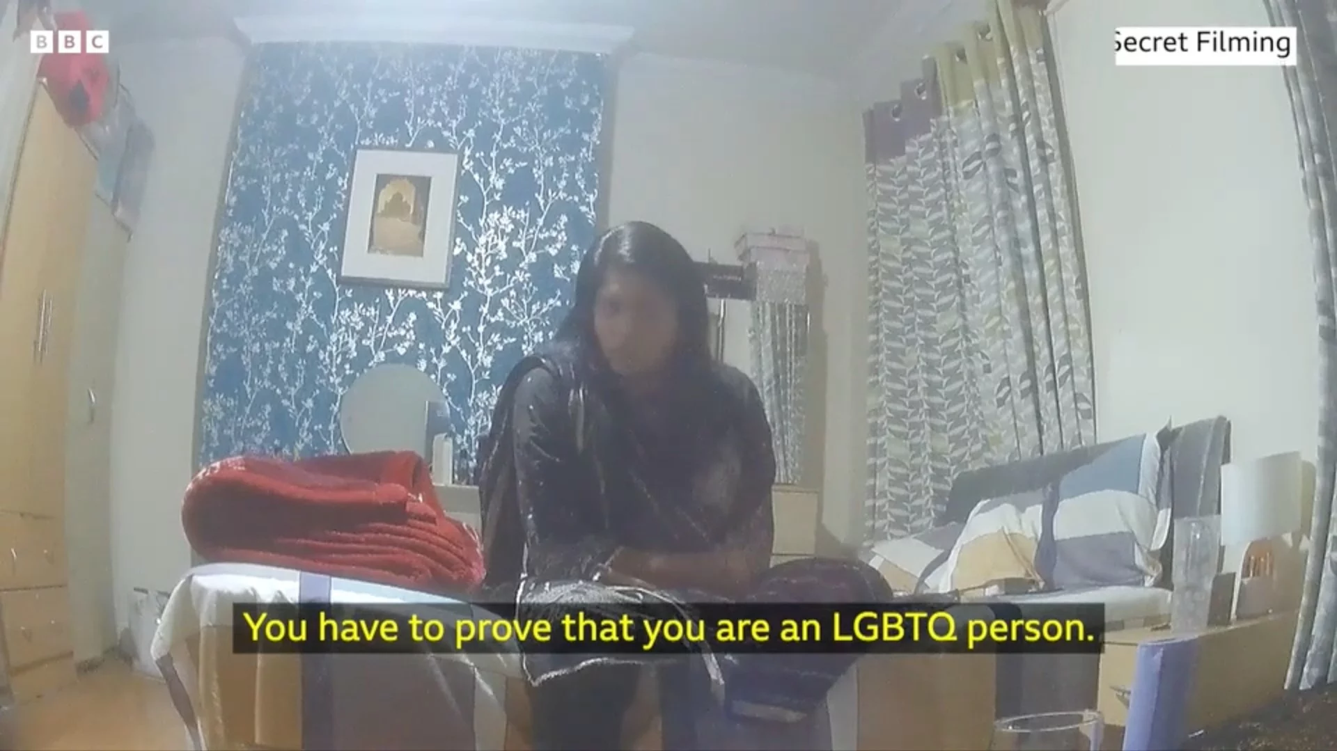 Śledztwo BBC wykazało, że prawnicy pomagają migrantom podszywać się pod osoby homoseksualne, aby uzyskać azyl