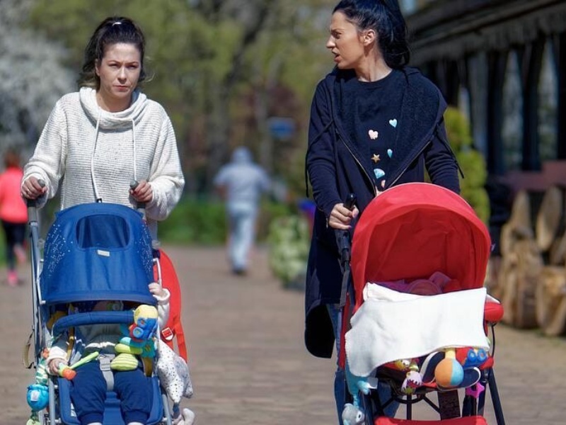 Kobiety z dziećmi w wózkach. Zdj. ilustracyjne