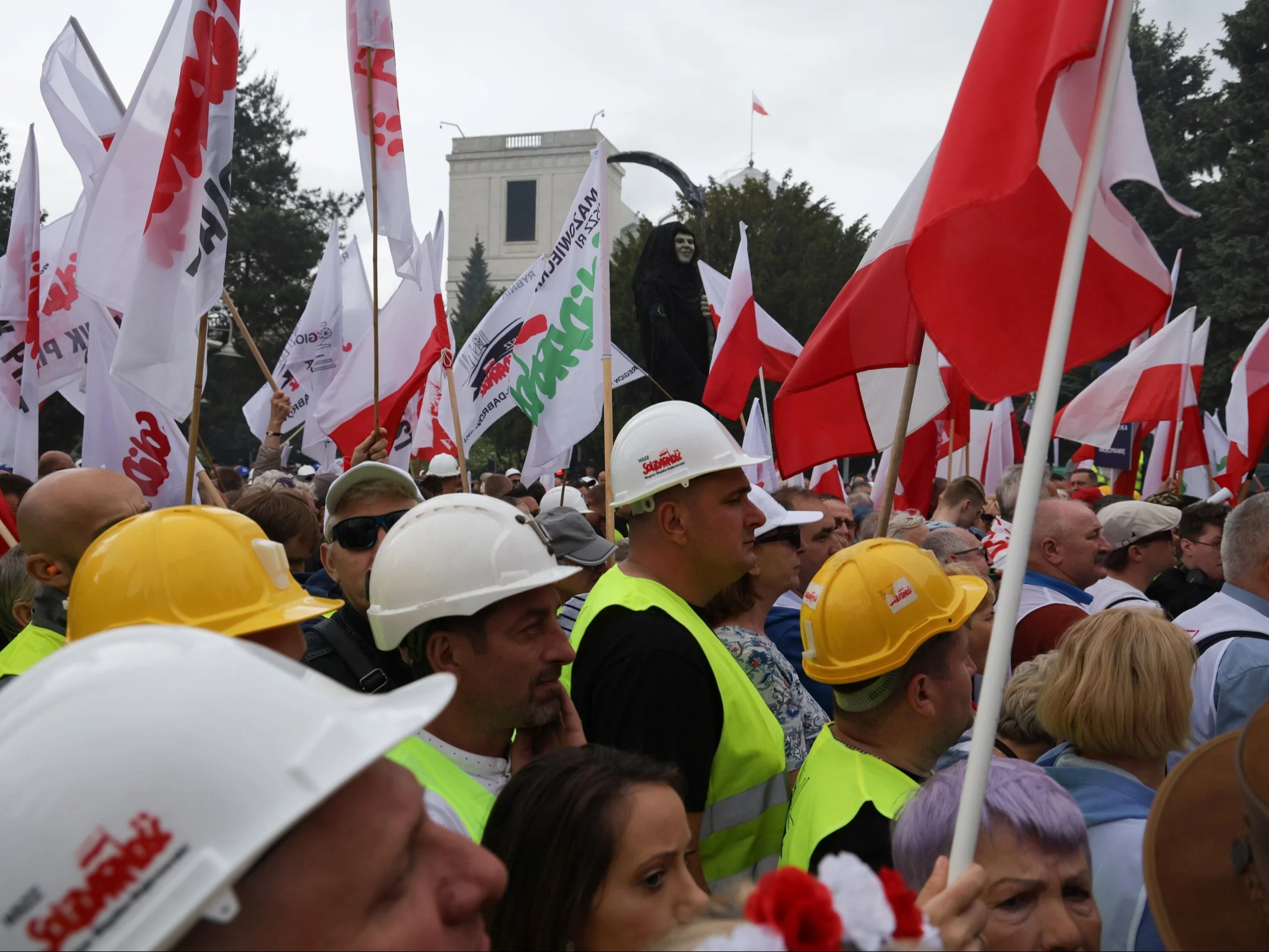 Uczestnicy organizowanej przez "Solidarność" w ramach protestu przeciwko Zielonemu Ładowi manifestacji przed Sejmem w Warszawie