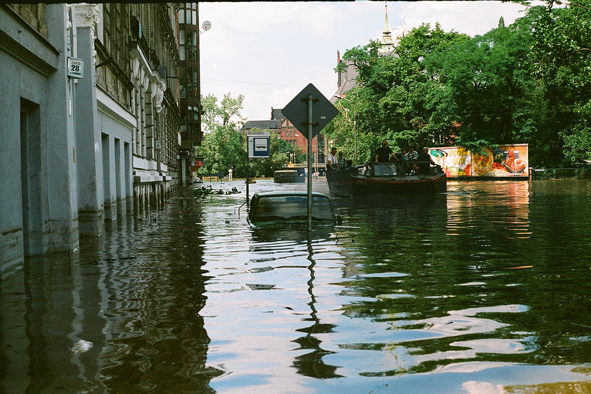 Wrocław podczas powodzi tysiąclecia. Amfibia na ul Trzebnickiej, 14 lipca 1997r.